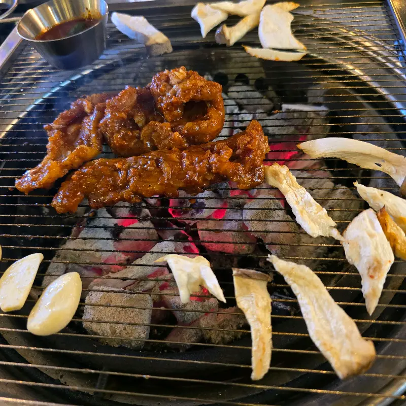 고기와 함께 제공되는 다양한 소스