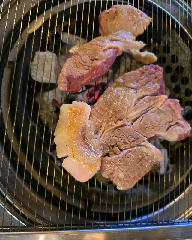 노릇노릇 익어가는 망고목살