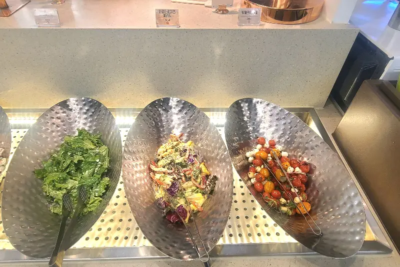 신선한 채소가 가득한 샐러드 코너