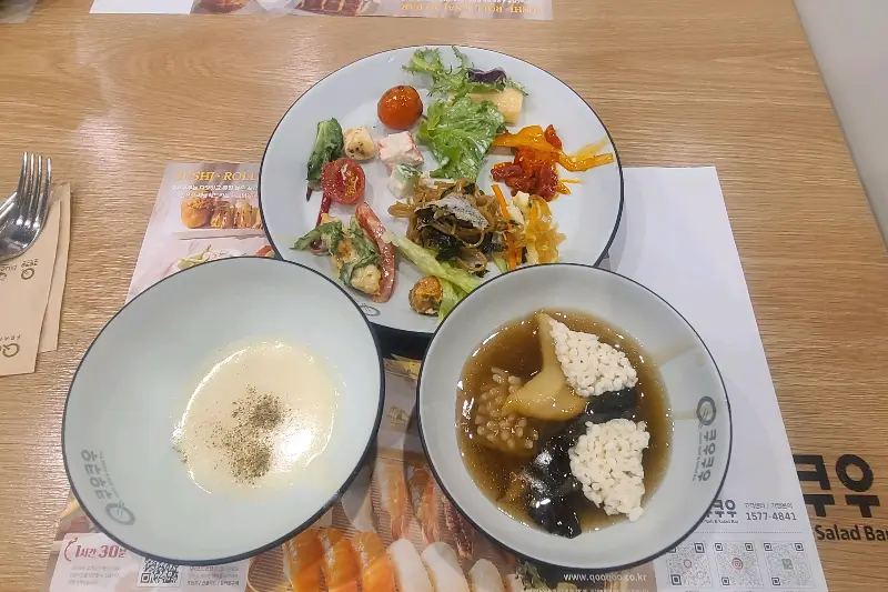 다채로운 샐러드와 따뜻한 수프