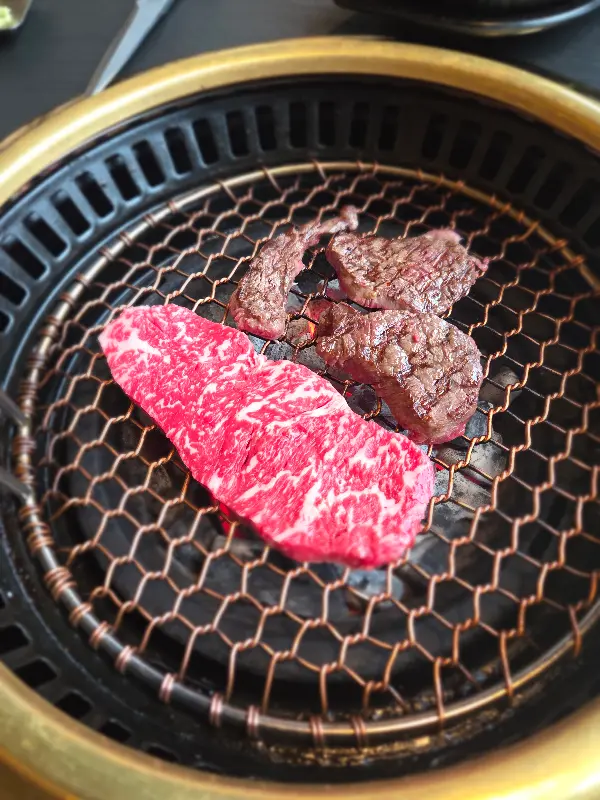 숯불 위에서 익어가는 한우