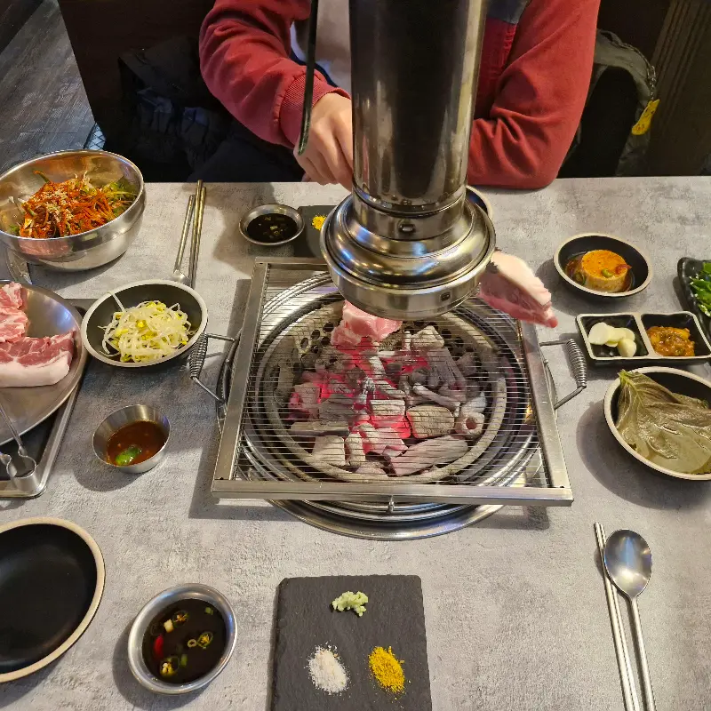 숯불 위에 올려진 망고목살