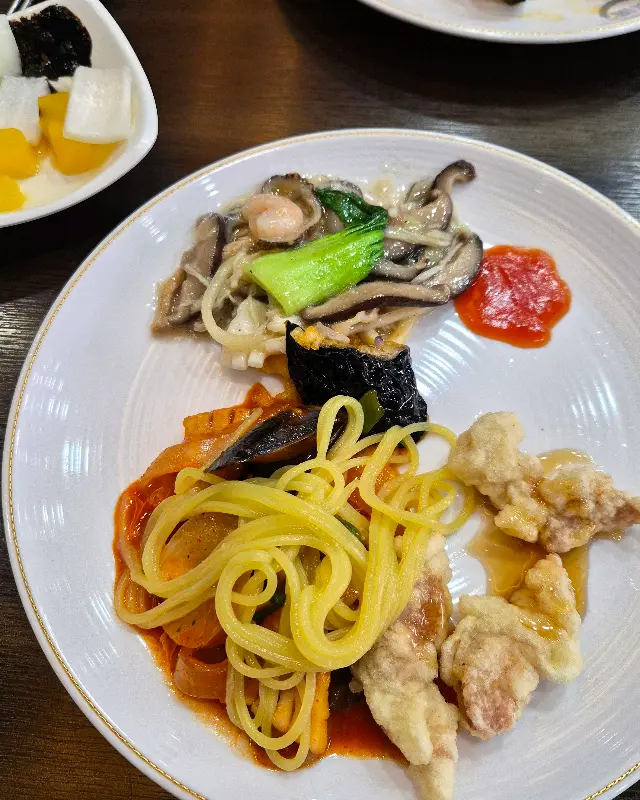 접시에 담긴 양장피의 모습