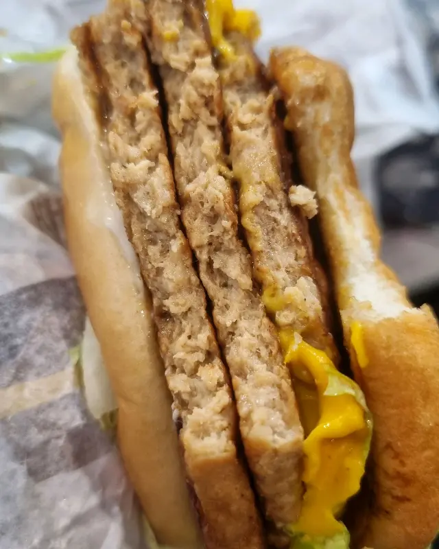 두툼한 패티가 인상적인 쿼터파운더 치즈버거 단면