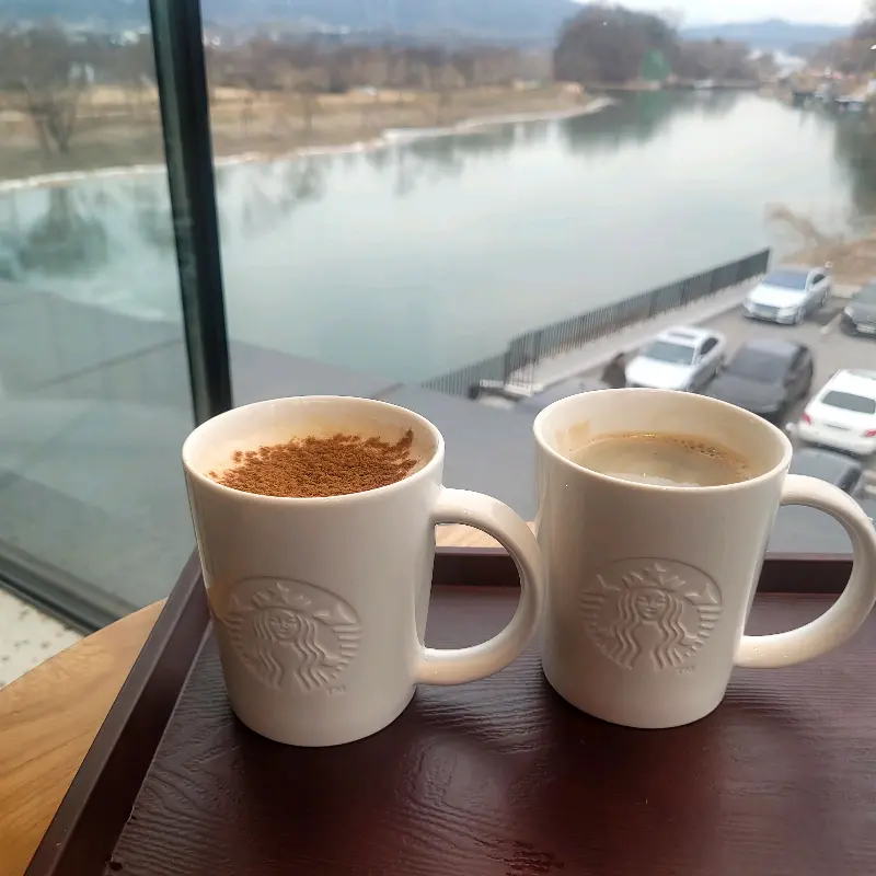 따뜻한 커피 두 잔