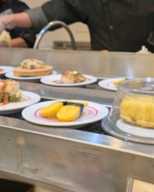 회전하는 레일 위 다양한 초밥들