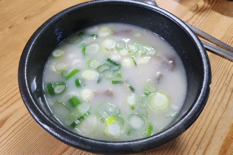 파가 듬뿍 올라간 곰탕