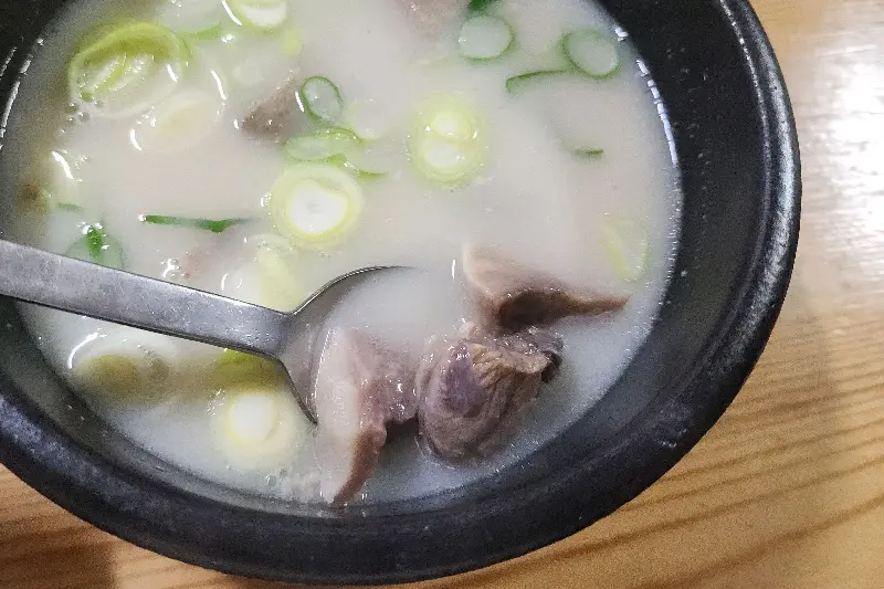 숟가락으로 뜬 곰탕 고기