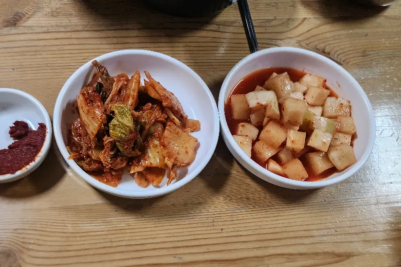 곰탕과 함께 제공되는 깍두기와 김치