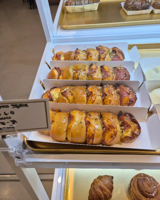 다양한 빵들이 진열된 모습