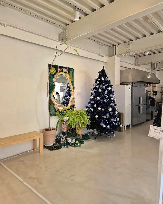 이끼와 트리가 어우러진 독특한 인테리어