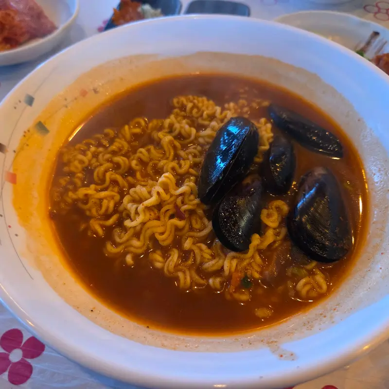 해산물이 푸짐하게 들어간 라면