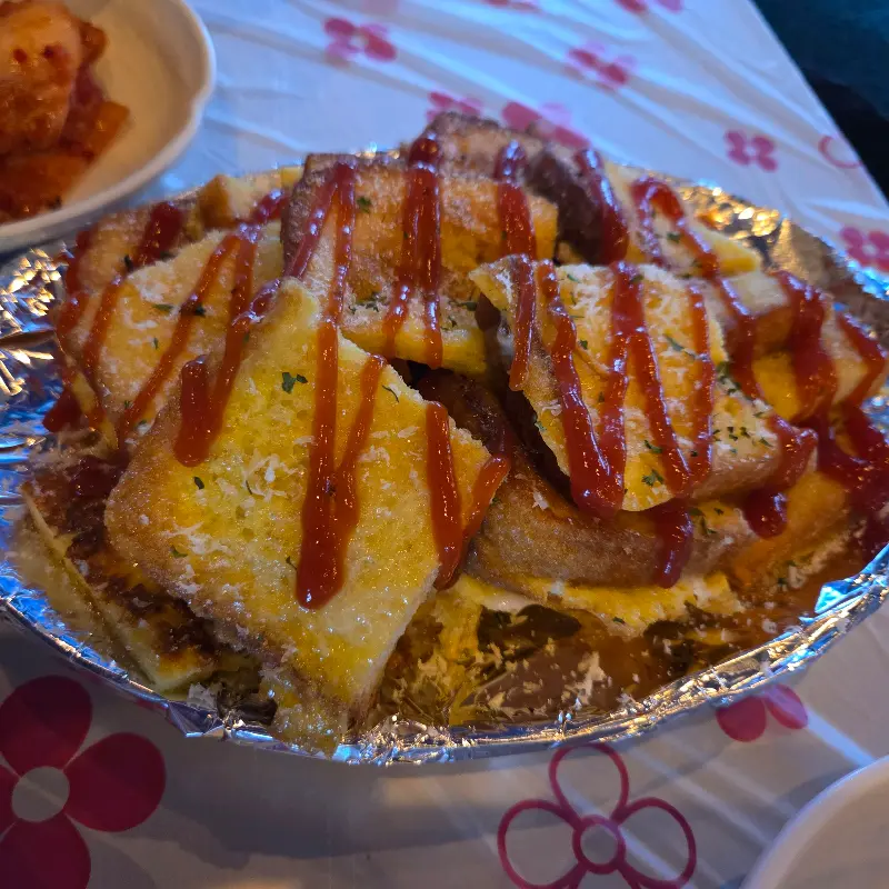 케첩이 뿌려진 토스트