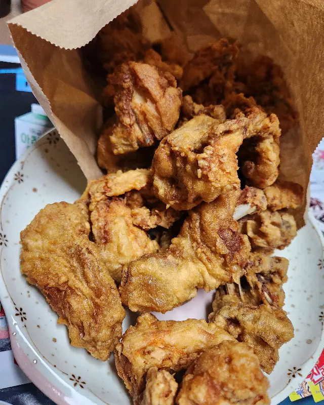 접시에 담긴 통닭