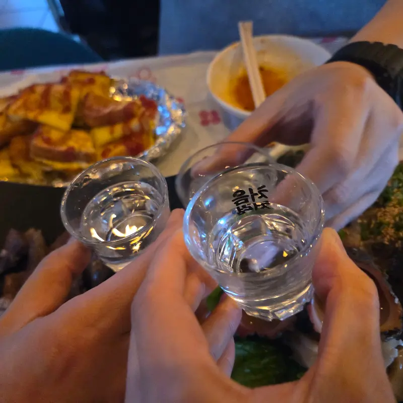 술잔을 기울이는 모습