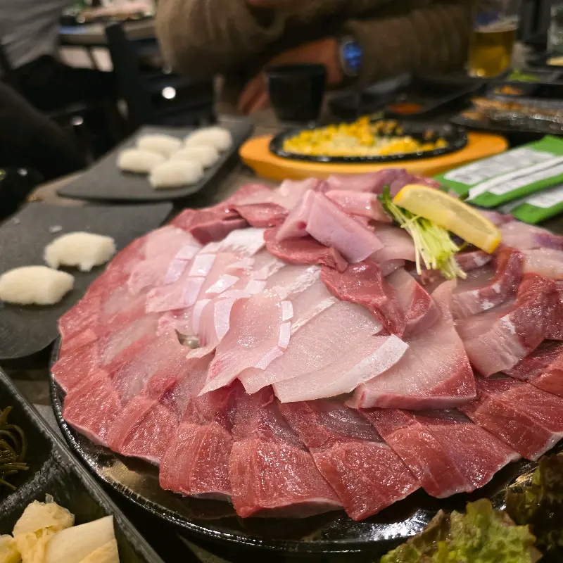 푸짐하게 담긴 대방어 회