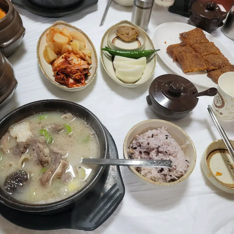 순대국밥과 깍두기, 김치, 밥 한 공기가 차려진 테이블 전경