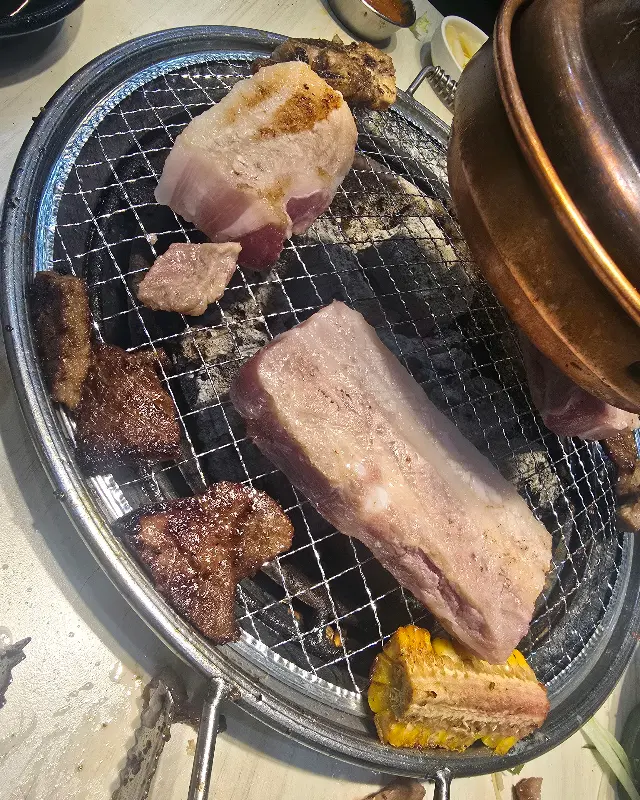 숯불 위에 놓인 갈비와 삼겹살