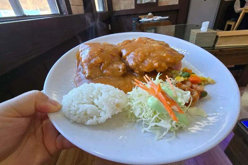 깔끔하게 비워낸 돈까스 접시