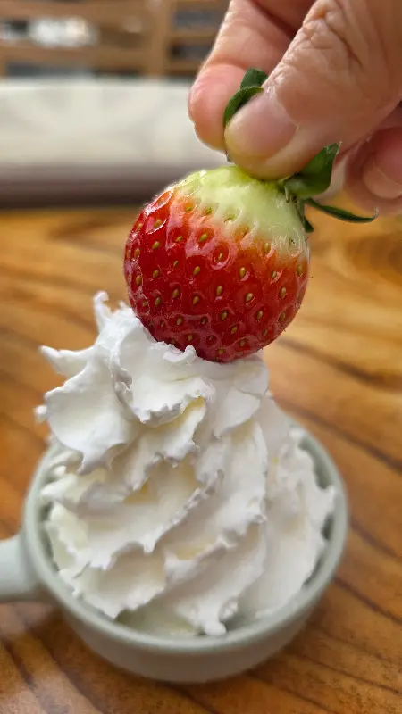 입가심으로 제공된 딸기와 휘핑크림
