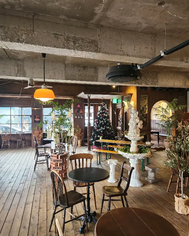 앤티크한 분위기의 카페 내부