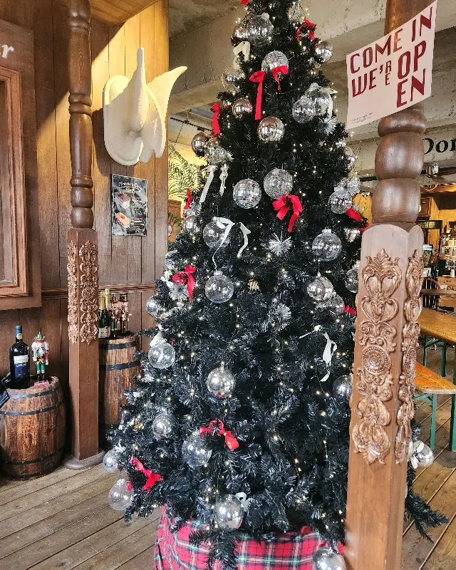 크리스마스 트리 장식이 돋보이는 카페 내부