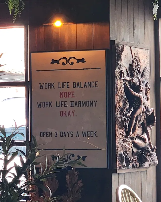 카페 벽면에 걸린 위트있는 문구 액자