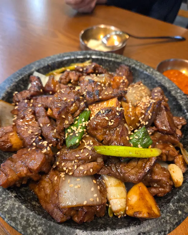 윤기가 좌르르 흐르는 석갈비