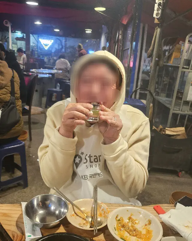 혼자 술을 즐기는 손님