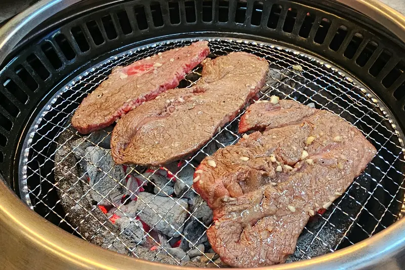 불판 위에서 익어가는 갈비살