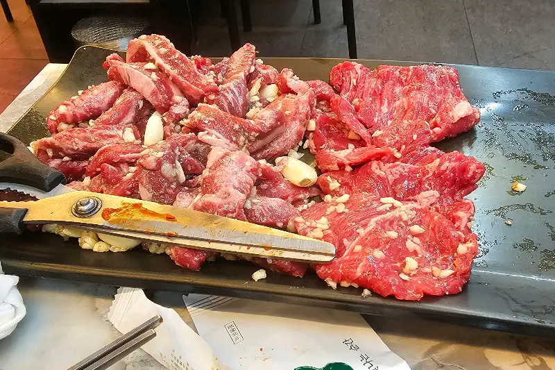 푸짐하게 쌓인 소갈비살