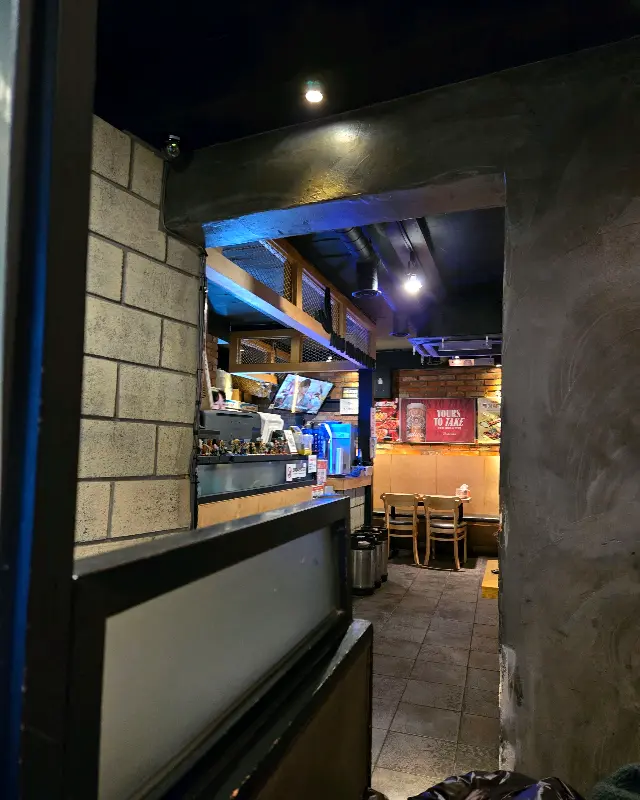 누나홀닭 매장 입구