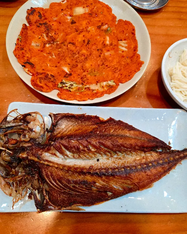 노릇하게 구워진 고등어구이와 김치전