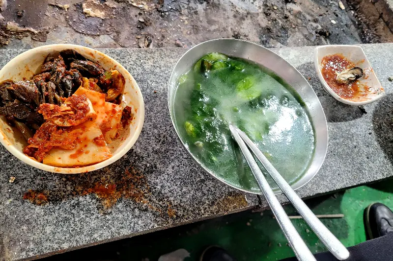 시원한 굴 향이 일품인 굴떡국