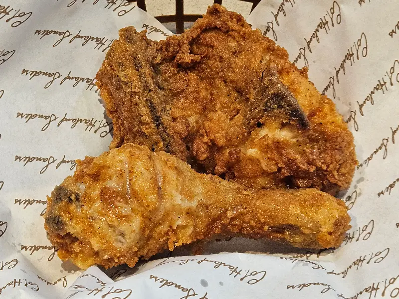 갓 튀겨져 나온 KFC 치킨