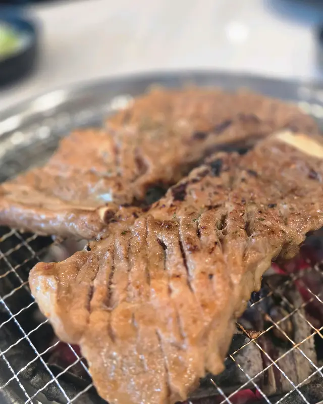 숯불에 구워 더욱 맛있는 왕갈비