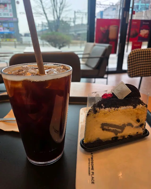 아메리카노와 생블루베리 요거트 생크림 케이크