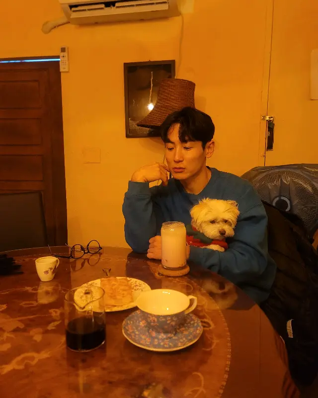 강아지와 함께 카페를 방문한 손님