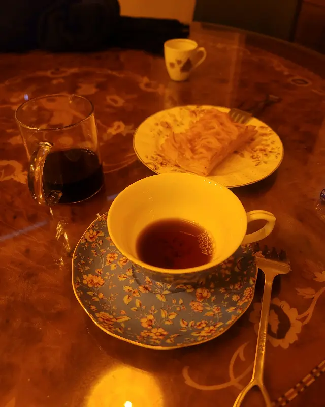 테이블 위의 찻잔과 디저트