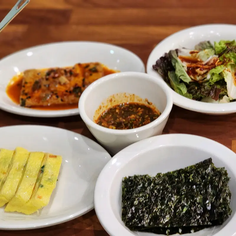 정갈한 반찬 구성