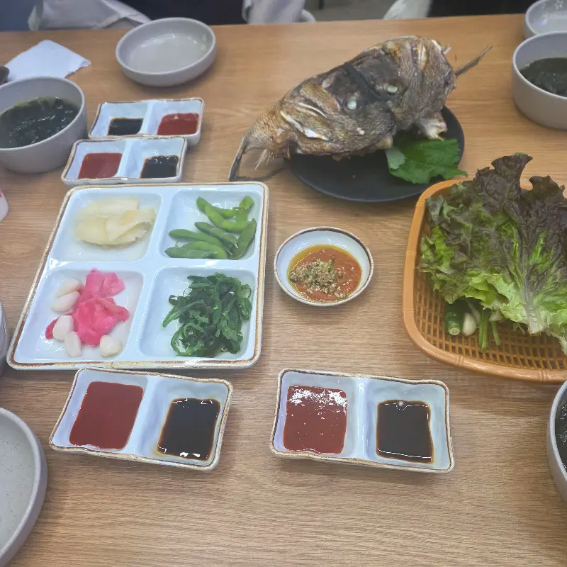 싱싱한 해산물이 가득한 수족관