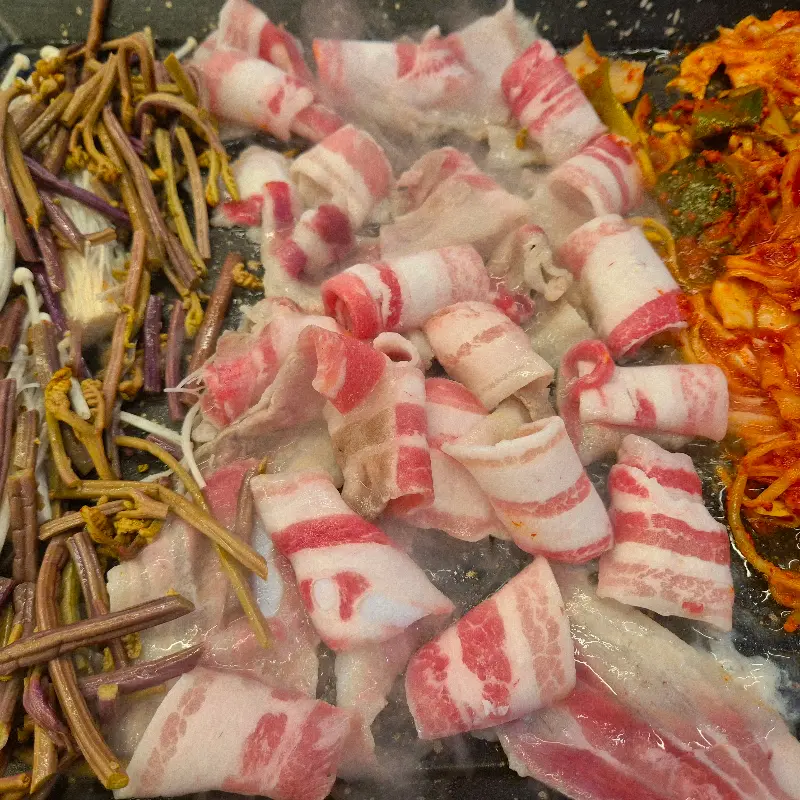 고기와 김치를 잘게 썰어 볶은 볶음밥