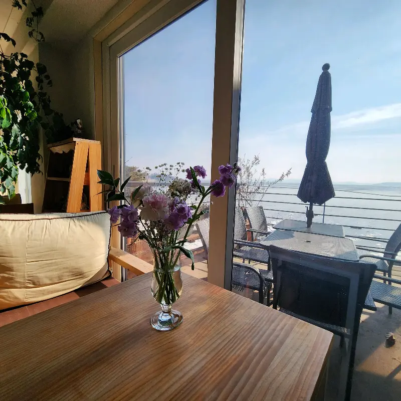 카페 내부 인테리어