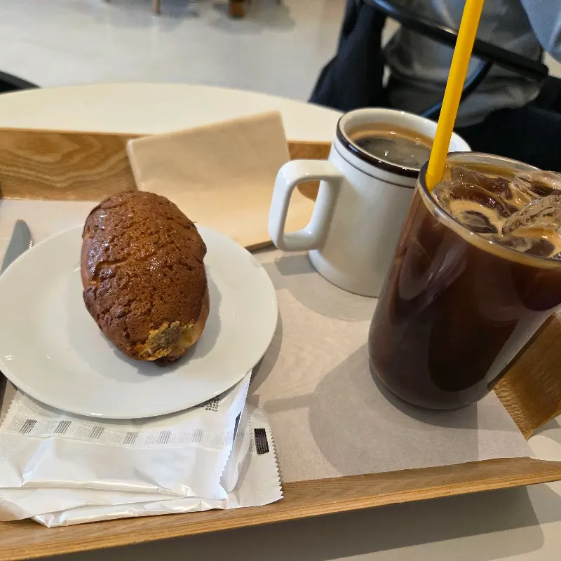 누룽지 소금빵과 커피