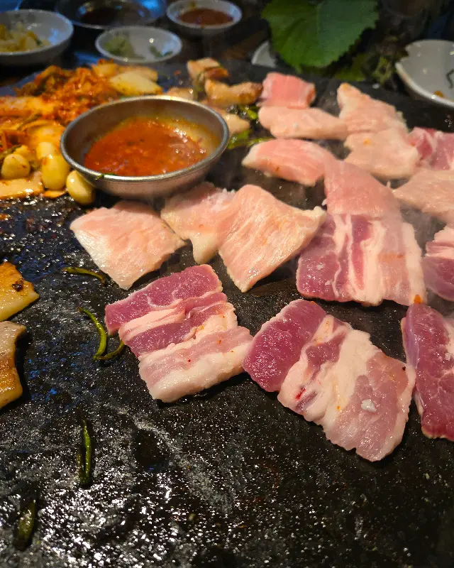 돌판 위에 놓인 신선한 삼겹살