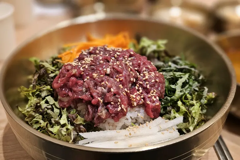 육회비빔밥 비비기 전, 설레는 순간