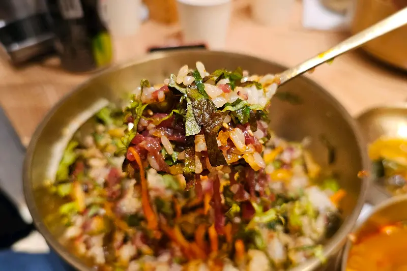 육회비빔밥 한 입 크게