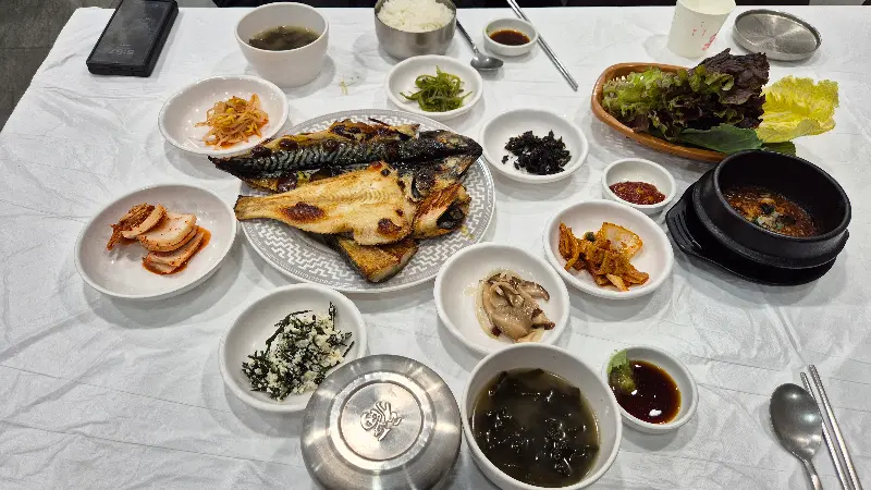 푸짐하게 차려진 한 상