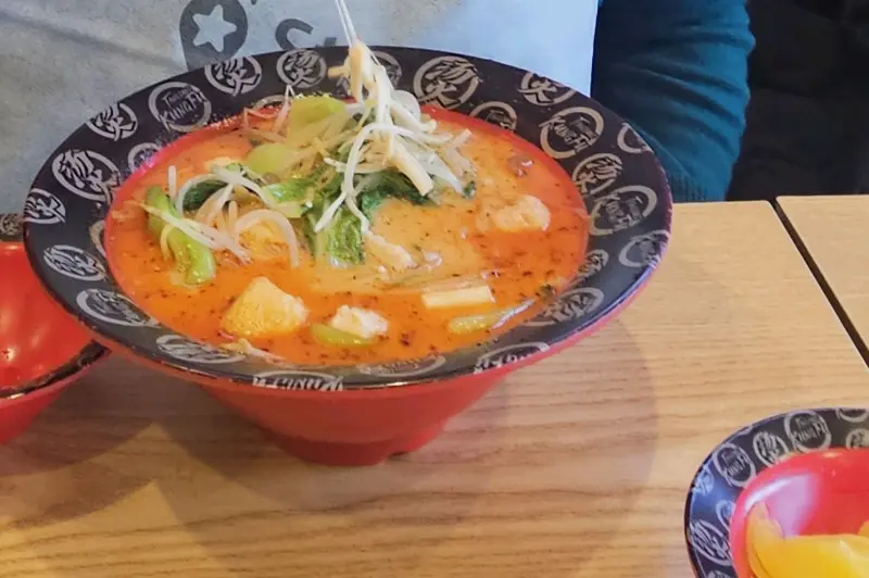 마라탕 면발을 들어올리는 모습