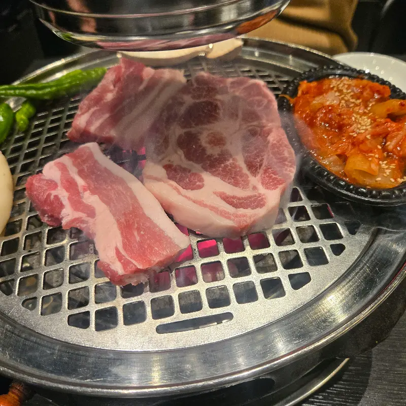 숯불에 구워 더욱 맛있는 삼겹살